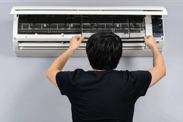 Jongeman Verwijdert Luchtfilter Van Airconditioner Voor Reiniging Thuis — Stockfoto