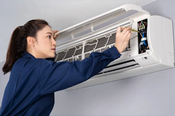 Eletricista Fêmea Com Chave Fenda Reparar Condicionado Dentro Casa — Fotografia de Stock