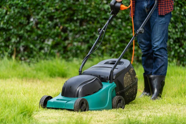 Çim Biçme Makinesi Kullanan Işçiler Evde Çim Biçiyor — Stok fotoğraf