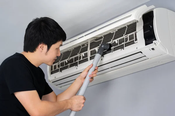 Jovem Usando Aspirador Para Limpar Condicionado Casa — Fotografia de Stock