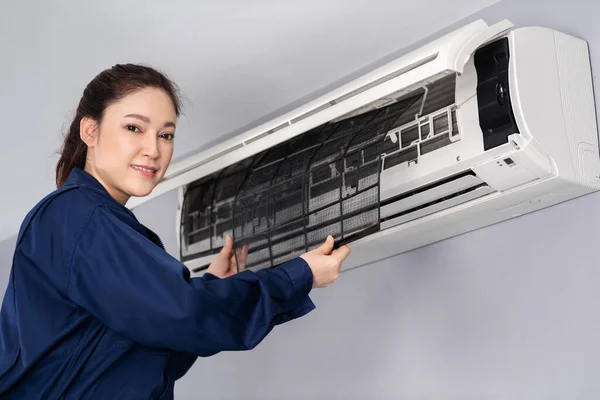 Serviço Técnico Feminino Remoção Filtro Condicionador Para Limpeza — Fotografia de Stock