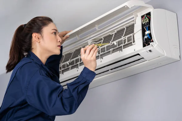 Female Electrician Screwdriver Repairing Air Conditioner Indoors — Stock Photo, Image