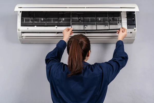 Serviço Técnico Feminino Remoção Filtro Condicionador Para Limpeza — Fotografia de Stock