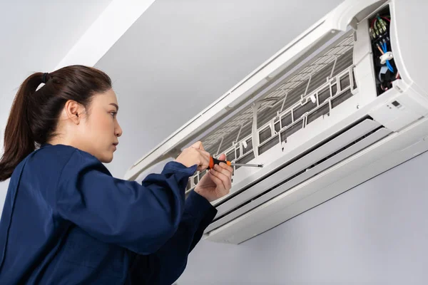 Serviço Técnico Feminino Usando Chave Fenda Para Reparar Condicionado Dentro — Fotografia de Stock