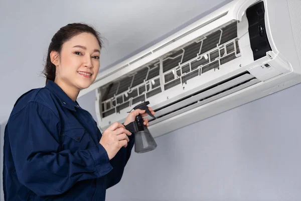 Serviço Técnico Feminino Limpeza Condicionado Dentro Casa — Fotografia de Stock