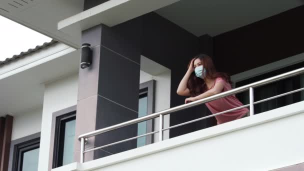 Mujer Estresada Con Una Máscara Facial Cuarentena Balcón Casa Concepto — Vídeos de Stock