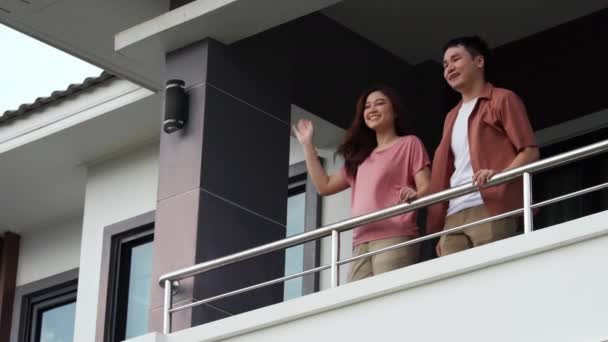 Pasangan Karantina Menyapa Tetangga Dari Balkon Rumah Pandemi Coronavirus — Stok Video