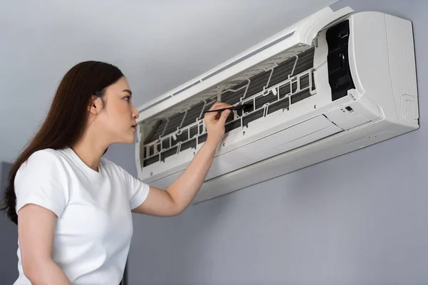 Young Woman Using Brush Cleaning Air Conditioner Indoors Hone — Stock Photo, Image