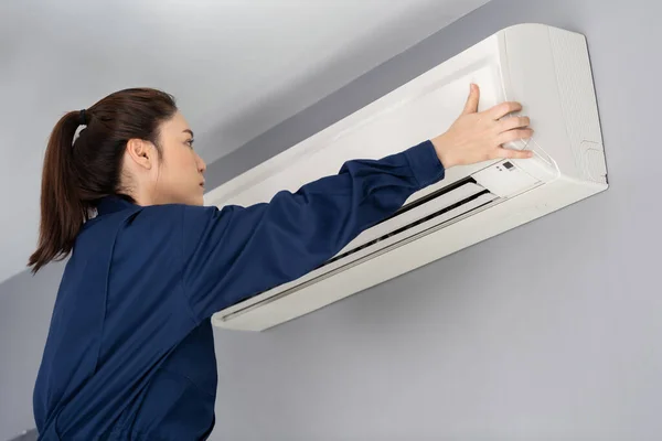 Vrouwelijke Technicus Service Controleren Repareren Van Airconditioner Binnen — Stockfoto