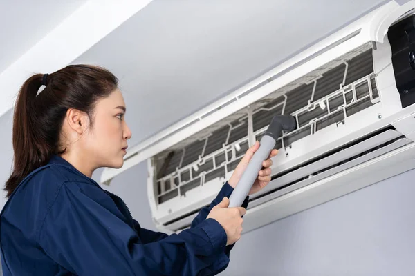 Serviço Técnico Feminino Usando Aspirador Para Limpar Condicionador — Fotografia de Stock