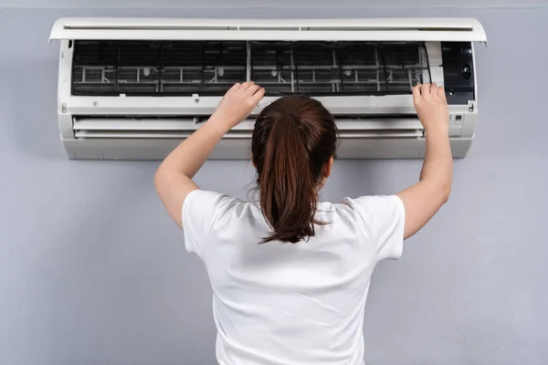 Junge Frau Entfernt Luftfilter Der Klimaanlage Für Die Reinigung Hause — Stockfoto