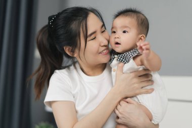 Mutlu anneyi yeni doğmuş bebeğe yakın tut.