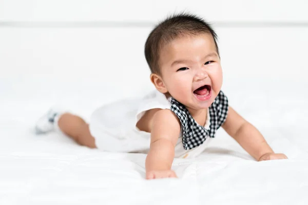 Gelukkig Baby Pasgeboren Een Bed — Stockfoto