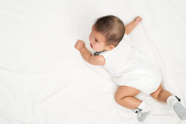 Glückliches Neugeborenes Auf Einem Bett — Stockfoto