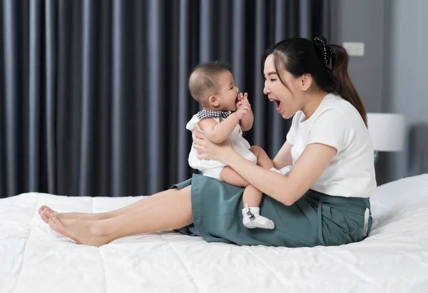 Happy Mother Playing Baby Bed Home — Stock Photo, Image