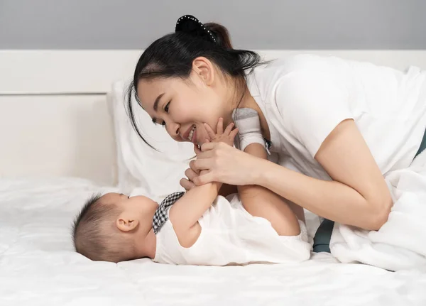 Happy Mother Playing Baby Bed Home — Stock Photo, Image