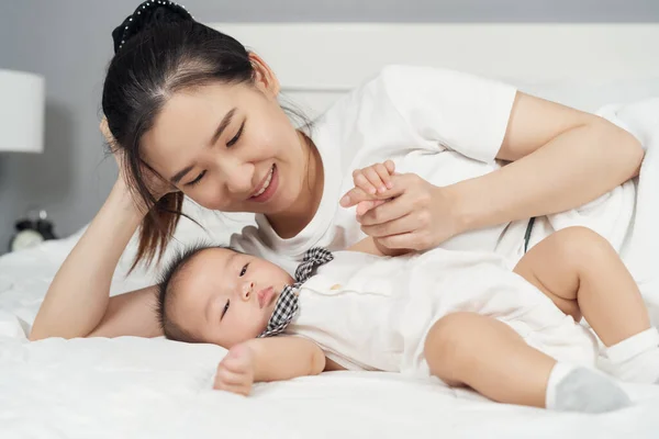 Happy Mother Baby Lying Bed Home — Stock Photo, Image