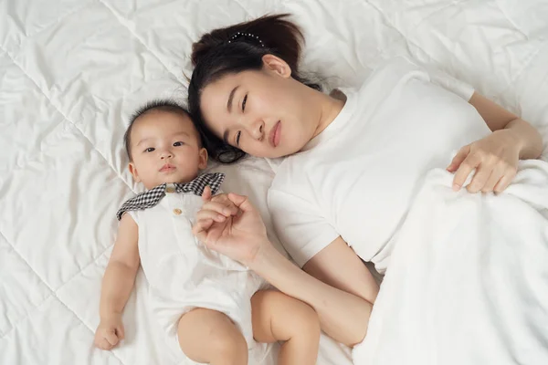 Happy Mother Baby Lying Bed Home Top View — Stock Photo, Image