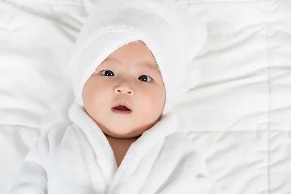 Nahaufnahme Baby Weichen Bademantel Auf Einem Bett — Stockfoto