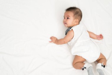 Yatakta yeni doğmuş mutlu bebek