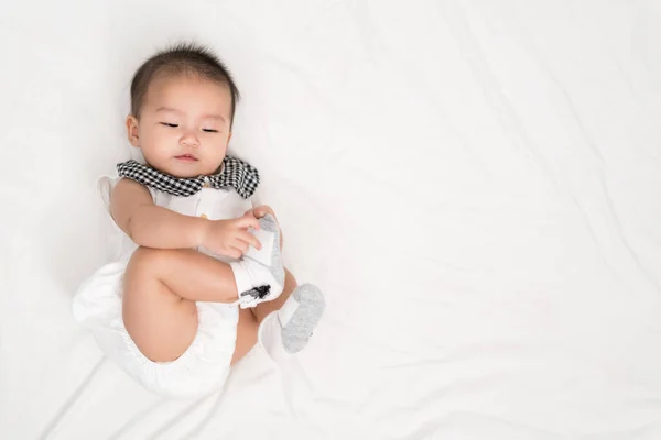 Bebê Feliz Recém Nascido Uma Cama — Fotografia de Stock