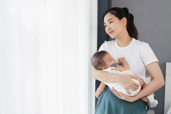 Mother Holding Newborn Baby Sleeping Her Arm Window Bedroom — Stock Photo, Image