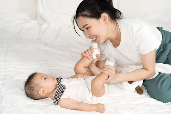 Happy Mother Playing Baby Bed Home — Stock Photo, Image