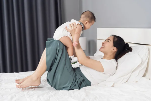 Mother Holding Baby Newborn Her Arms Lifting Bed Home — Stock Photo, Image