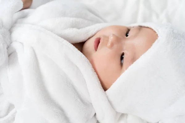 Close Bebê Roupão Banho Macio Uma Cama — Fotografia de Stock