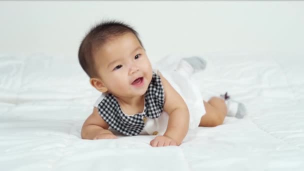 Bebé Feliz Recién Nacido Una Cama — Vídeos de Stock
