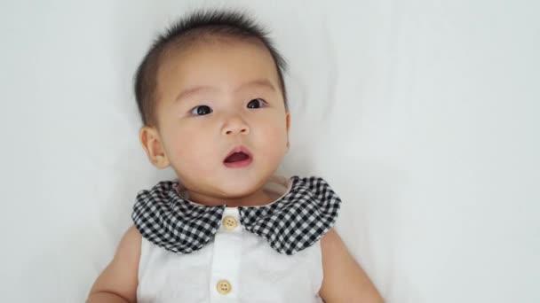 Yatakta Yeni Doğmuş Mutlu Bebek — Stok video