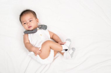 Yatakta yeni doğmuş mutlu bebek