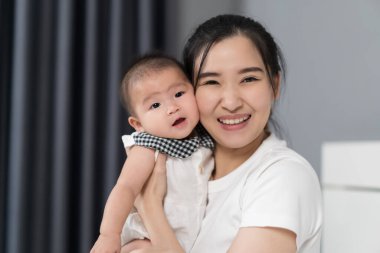 Mutlu anneyi yeni doğmuş bebeğe yakın tut.