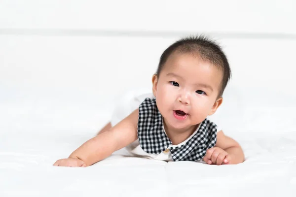 Ευτυχισμένο Νεογέννητο Μωρό Κρεβάτι — Φωτογραφία Αρχείου