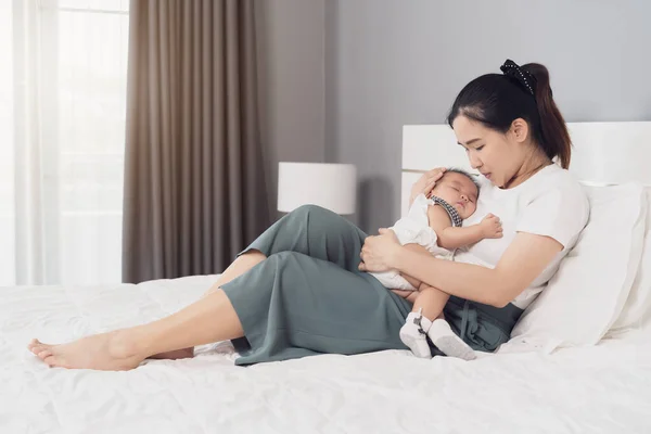 Mother Holding Newborn Baby Sleeping Her Arm Bed — Stock Photo, Image