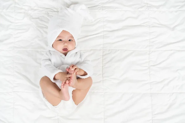 Glückliches Baby Weichen Bademantel Auf Einem Bett — Stockfoto