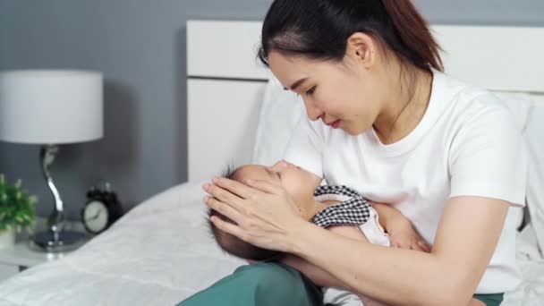 Mamma Håller Nyfött Barn Sover Armen Säng — Stockvideo