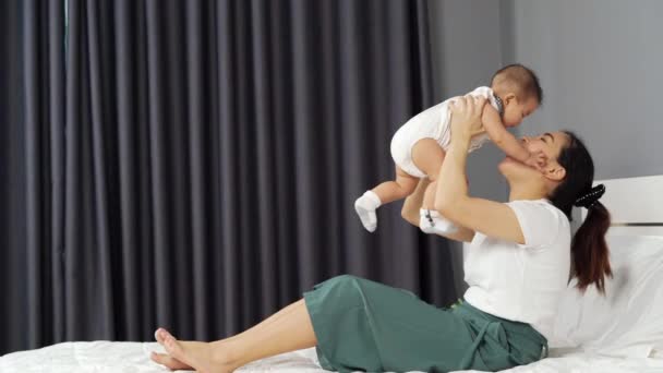 Mãe Segurando Bebê Recém Nascido Seus Braços Levantando Uma Cama — Vídeo de Stock