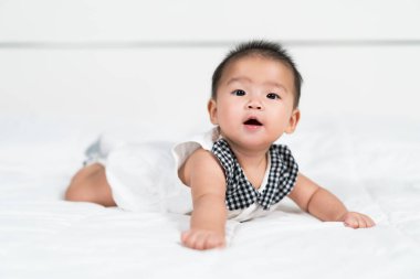 Yatakta yeni doğmuş mutlu bebek