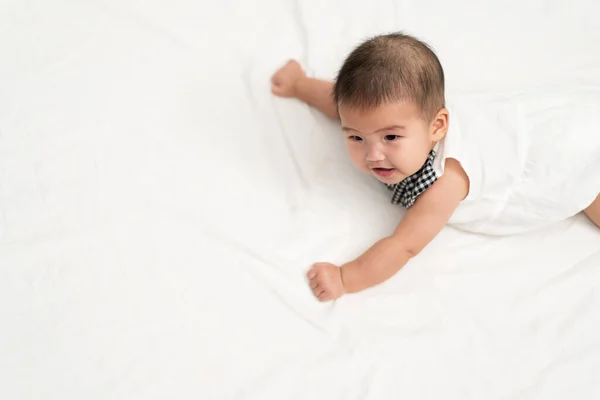 ベッドの上で生まれた幸せな赤ちゃんは — ストック写真
