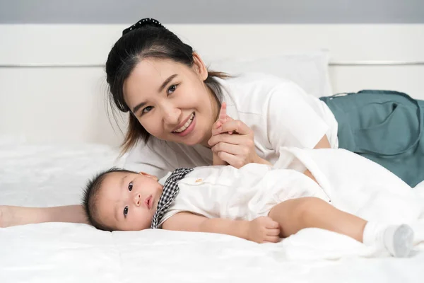 Happy Mother Baby Lying Bed Home — Stock Photo, Image