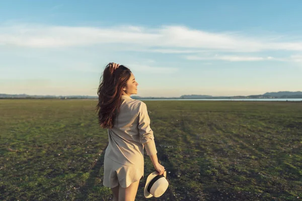 Cheerful Woman Walk Green Field Sunlight — Photo