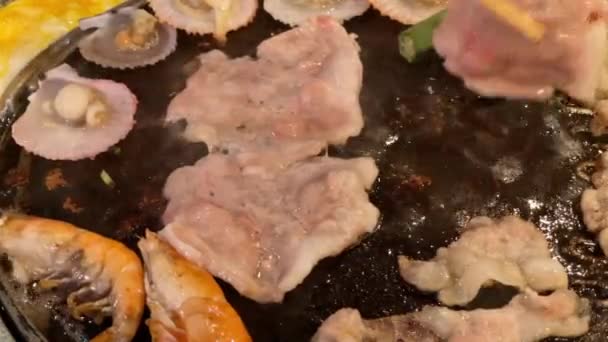 Set Vlees Varkensvlees Gegrild Houtskool Restaurant — Stockvideo