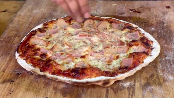 Руки Посыпать Орегано Резки Древесного Угля Пицца Домашнего Приготовления — стоковое видео