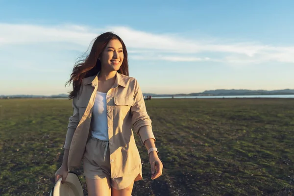 Cheerful Woman Walk Green Field Sunlight — Foto de Stock