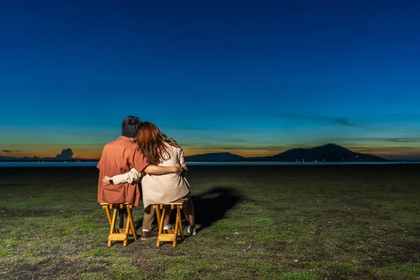 Joven Pareja Amor Sentado Abrazando Hierba Presentada Por Noche — Foto de Stock