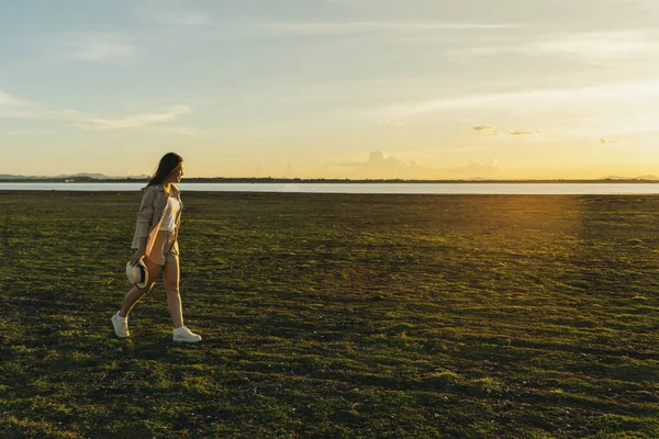 Mujer Alegre Caminar Través Del Campo Verde Con Puesta Sol — Foto de Stock