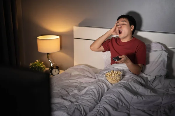 Bostezando Hombre Somnoliento Viendo Película Televisión Una Cama Por Noche — Foto de Stock