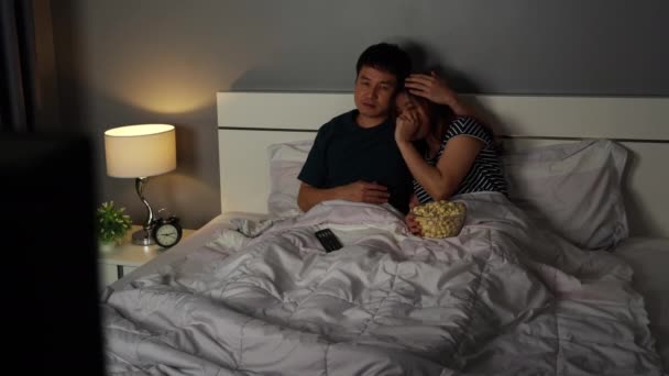 Triest Jong Paar Kijken Televisie Huilen Een Bed Nachts Romantische — Stockvideo