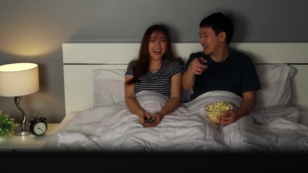 Engraçado Jovem Casal Assistindo Rindo Uma Cama Noite — Vídeo de Stock